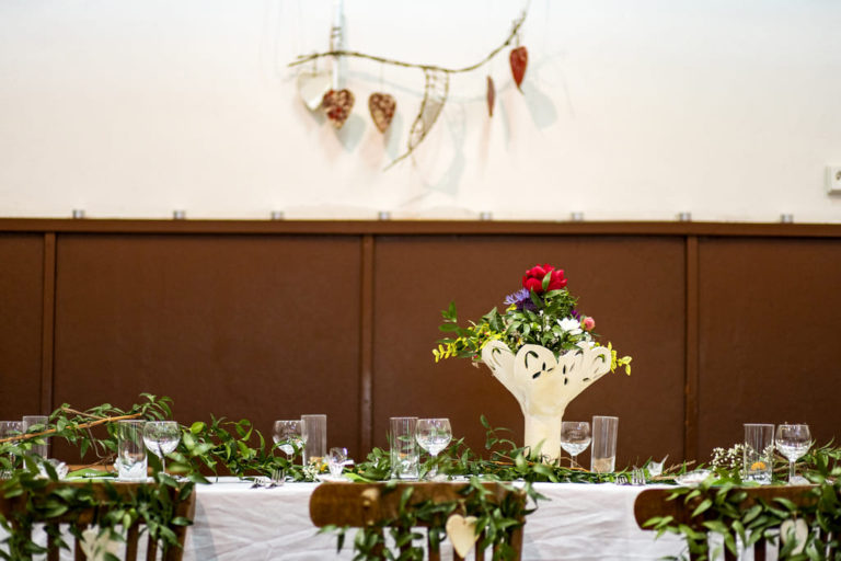 Svadobná kvetová výzdoba stolov