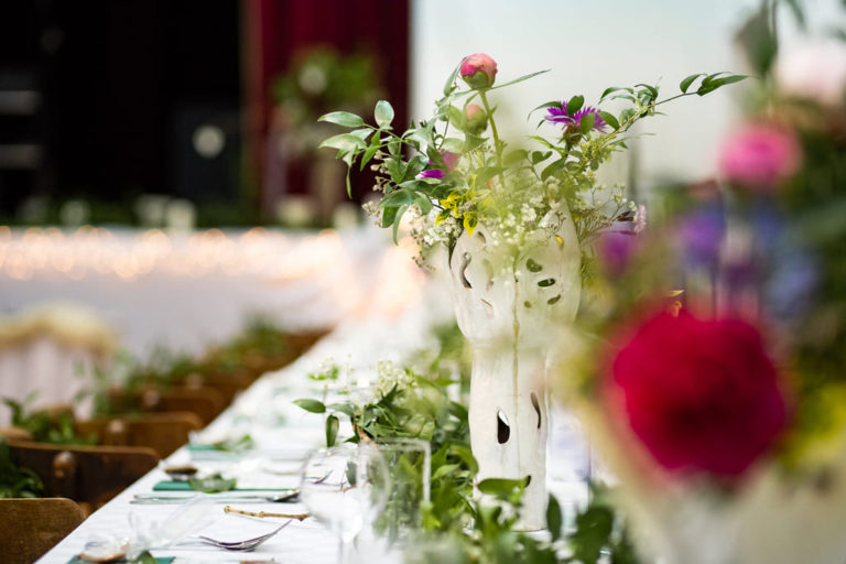 Svadobná kvetová výzdoba stolov