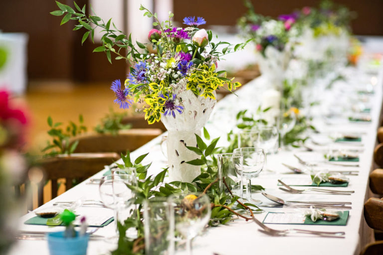 Svadobné stoly ozdobené kvetmi