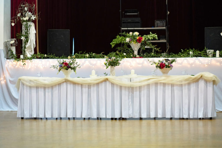 Ozdobený svadobný stôl kvetmi