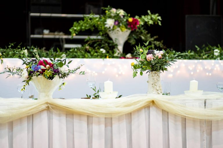 Ozdobený svadobný stôl kvetmi