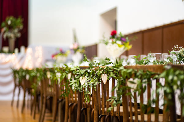 Svadobná výzdoba - kvetinové dekorácie stoličiek